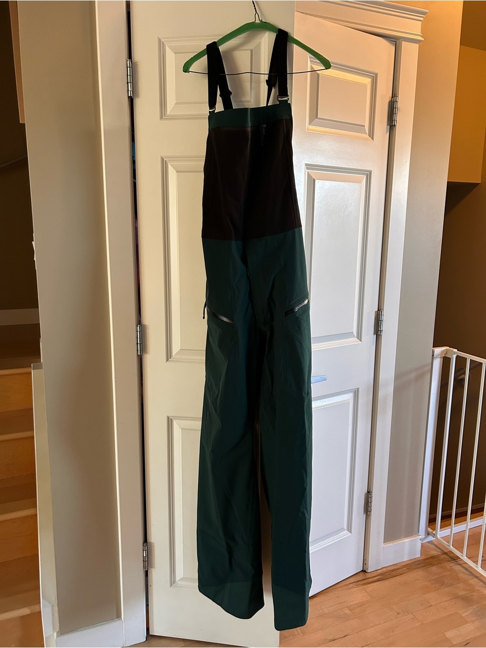 Patagonia Men’s Snowdrifter Bib Snowpants in Cascade Green